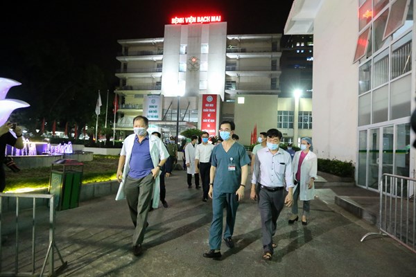 Gỡ phong toả Bệnh viện Bạch Mai, niềm vui đầu chờ tin chiến thắng dịch Covid-19 - Anh 3