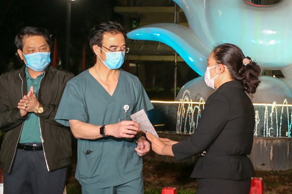 Gỡ phong toả Bệnh viện Bạch Mai, niềm vui đầu chờ tin chiến thắng dịch Covid-19 - Anh 5