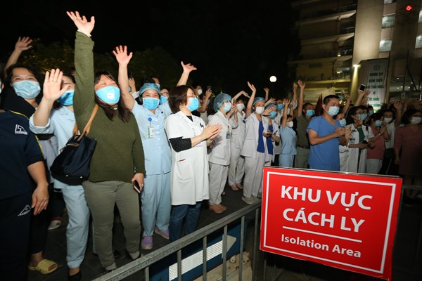 Gỡ phong toả Bệnh viện Bạch Mai, niềm vui đầu chờ tin chiến thắng dịch Covid-19 - Anh 7