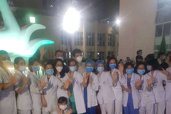 Bệnh viện Bạch Mai rút kinh nghiệm việc tụ tập đông người - Anh 1