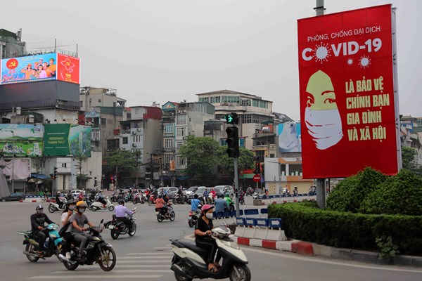 Tranh cổ động tiếp lửa chống dịch Covid-19 giữa phố phường Hà Nội - Anh 1