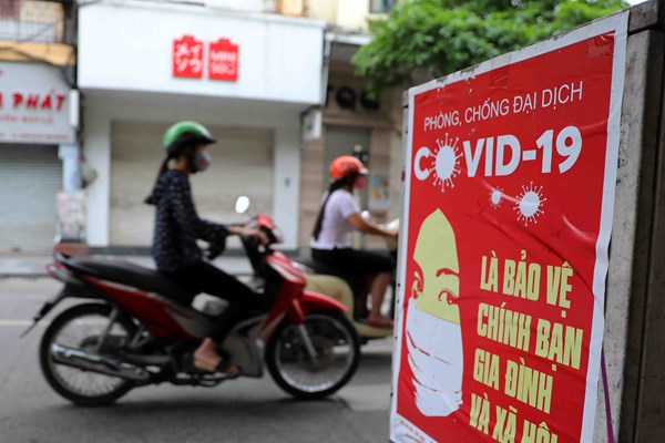 Tranh cổ động tiếp lửa chống dịch Covid-19 giữa phố phường Hà Nội - Anh 10