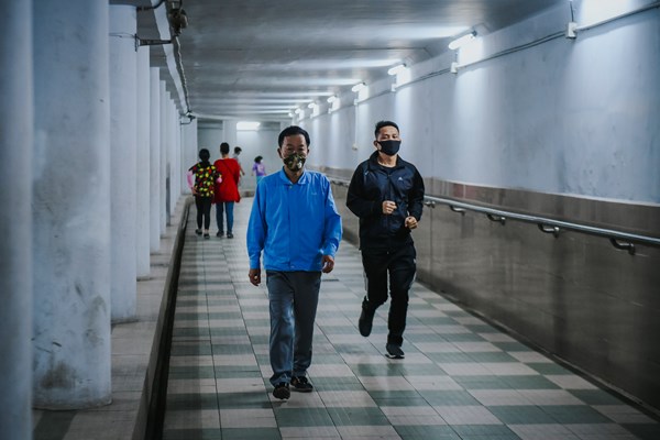 Hà Nội: Trốn lực lượng chức năng, người dân đổ xuống hầm đi bộ tập thể dục - Anh 1
