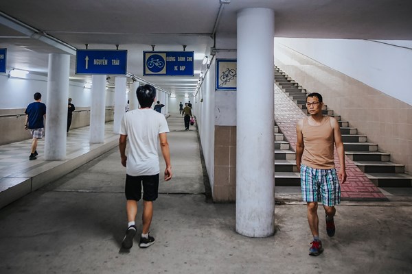 Hà Nội: Trốn lực lượng chức năng, người dân đổ xuống hầm đi bộ tập thể dục - Anh 6