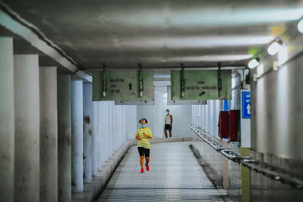 Hà Nội: Trốn lực lượng chức năng, người dân đổ xuống hầm đi bộ tập thể dục - Anh 7