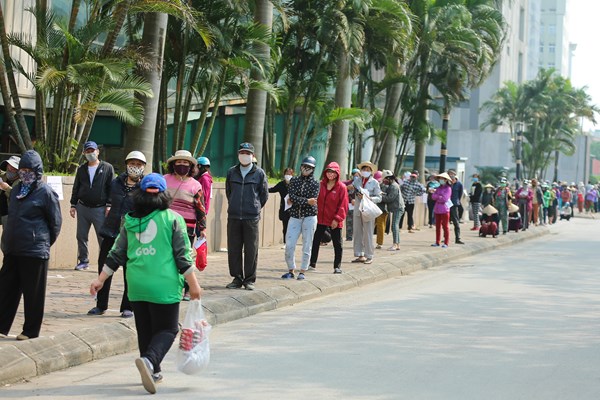 Hà Nội: Người nghèo xếp hàng dài cả cây số đi “siêu thị 0 đồng” giữa đại dịch Covid – 19 - Anh 13