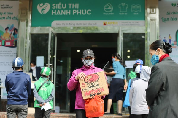 Hà Nội: Người nghèo xếp hàng dài cả cây số đi “siêu thị 0 đồng” giữa đại dịch Covid – 19 - Anh 14