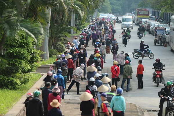 Hà Nội: Người nghèo xếp hàng dài cả cây số đi “siêu thị 0 đồng” giữa đại dịch Covid – 19 - Anh 15