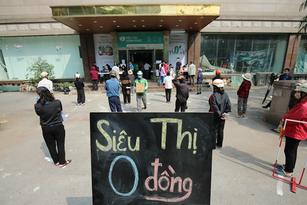 Hà Nội: Người nghèo xếp hàng dài cả cây số đi “siêu thị 0 đồng” giữa đại dịch Covid – 19 - Anh 16