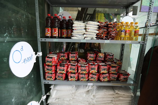 Hà Nội: Người nghèo xếp hàng dài cả cây số đi “siêu thị 0 đồng” giữa đại dịch Covid – 19 - Anh 9