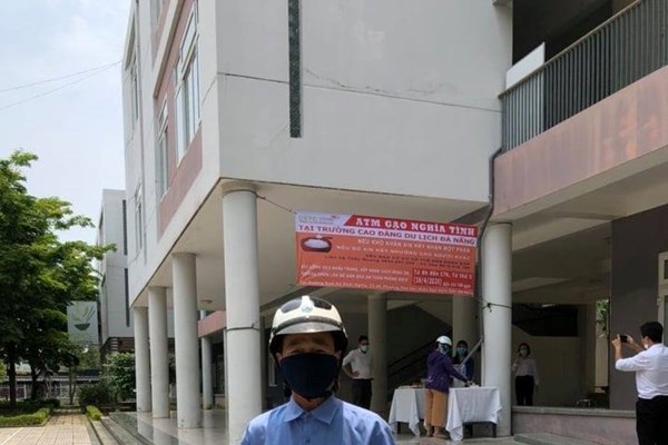 Cây “ATM gạo” hỗ trợ người có hoàn cảnh khó khăn của thầy trò trường Cao đẳng Du lịch Đà Nẵng - Anh 3