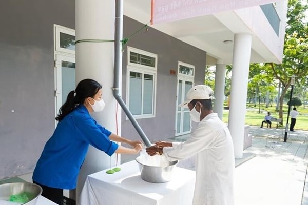 Cây “ATM gạo” hỗ trợ người có hoàn cảnh khó khăn của thầy trò trường Cao đẳng Du lịch Đà Nẵng - Anh 1