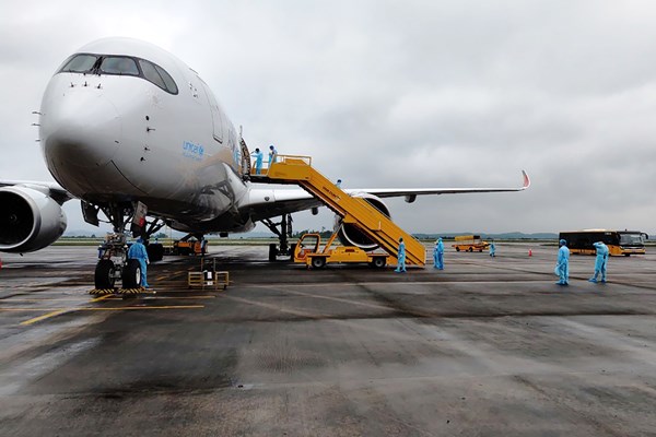 Quảng Ninh:​​​​​​​ Sân bay Vân Đồn đón chuyến bay đặc biệt chở 308 kỹ sư Hàn Quốc - Anh 1