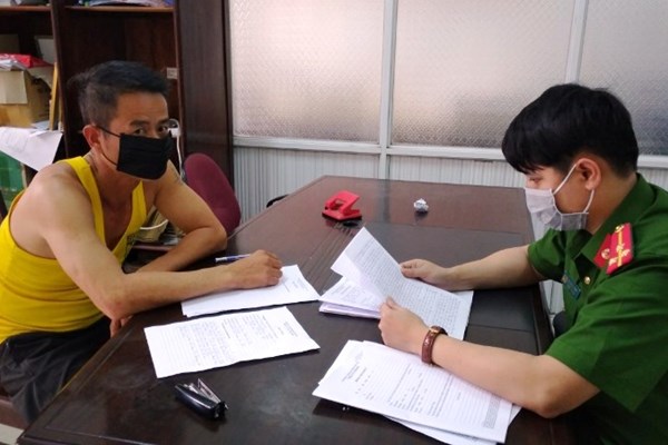 Quảng Ninh:​​​​​​​ Xử phạt người dân phá hỏng biển báo chống dịch Covid-19 - Anh 1