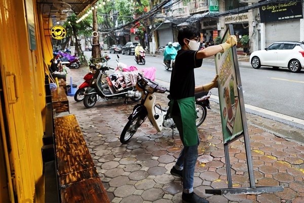 Hà Nội: Dừng cách ly xã hội, các hàng quán nô nức mở cửa - Anh 8