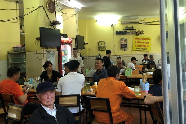 Hà Nội: Các quán nhậu đông nghịt người sau vài ngày nới lỏng cách ly xã hội - Anh 4