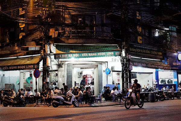 Hà Nội: Các quán nhậu đông nghịt người sau vài ngày nới lỏng cách ly xã hội - Anh 5