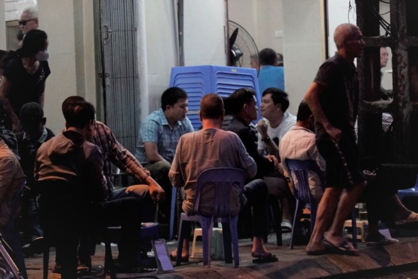 Hà Nội: Các quán nhậu đông nghịt người sau vài ngày nới lỏng cách ly xã hội - Anh 8
