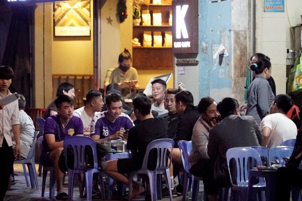 Hà Nội: Các quán nhậu đông nghịt người sau vài ngày nới lỏng cách ly xã hội - Anh 6
