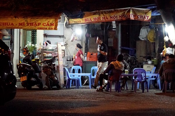 Hà Nội: Các quán nhậu đông nghịt người sau vài ngày nới lỏng cách ly xã hội - Anh 9