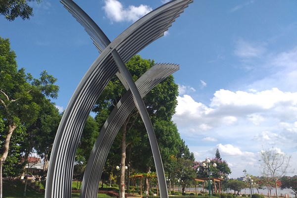 Xây dựng biểu tượng, tượng đài ở Đắk Nông: Nơi “tháo dỡ”, chỗ làm 6 năm trơ... móng - Anh 1