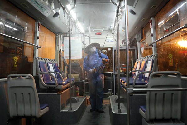Hà Nội: Đảm bảo phòng, chống dịch Covid-19 trên xe buýt - Anh 5