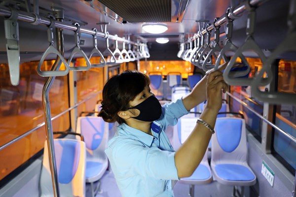 Hà Nội: Đảm bảo phòng, chống dịch Covid-19 trên xe buýt - Anh 9