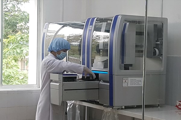 Vụ máy xét nghiệm Realtime-PCR hơn 7,23 tỉ ở Quảng Nam: Hạ giá còn 4,853 tỉ đồng, Giám đốc Sở Y tế... bật khóc - Anh 2