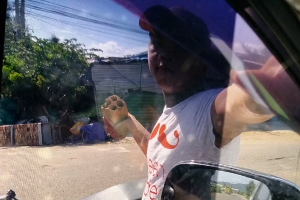 Phản ánh về những tiêu cực tại huyện Vạn Ninh (Khánh Hòa): Phóng viên Văn Hóa bị nhóm côn đồ hành hung, đập phá phương tiện - Anh 1