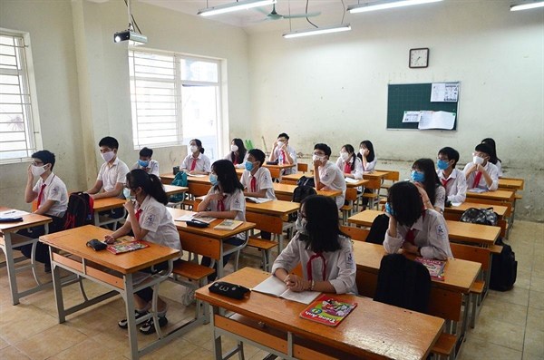 Hà Nội: Học sinh hồ hởi trở lại trường - Anh 12