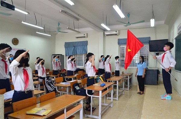 Hà Nội: Học sinh hồ hởi trở lại trường - Anh 11