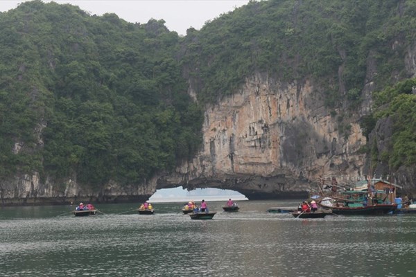 Khách đến bằng đường hàng không được miễn phí tham quan vịnh Hạ Long, Yên Tử - Anh 1