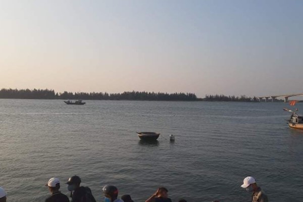 Quảng Nam: Thuyền chở 11 người bị lật, 5 người đang mất tích - Anh 1