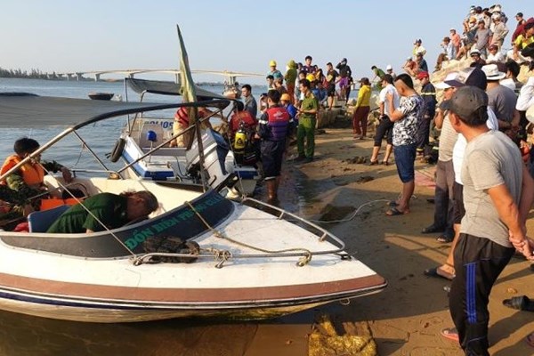 Lật thuyền, 5 người mất tích trên sông Thu Bồn: Đã tìm thấy 2 thi thể - Anh 1