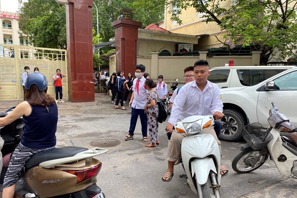 Hà Nội: Trở lại trường sau thời gian nghỉ dịch, nhiều học sinh không đeo khẩu trang và không đội mũ bảo hiểm - Anh 1