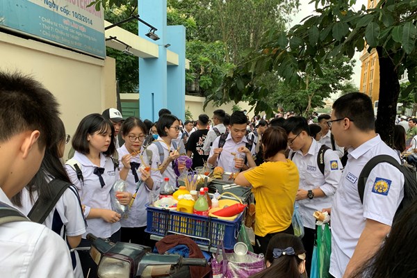 Hà Nội: Trở lại trường sau thời gian nghỉ dịch, nhiều học sinh không đeo khẩu trang và không đội mũ bảo hiểm - Anh 10