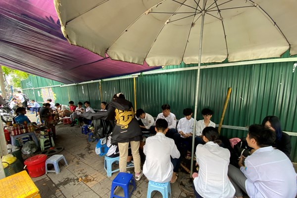 Hà Nội: Trở lại trường sau thời gian nghỉ dịch, nhiều học sinh không đeo khẩu trang và không đội mũ bảo hiểm - Anh 12