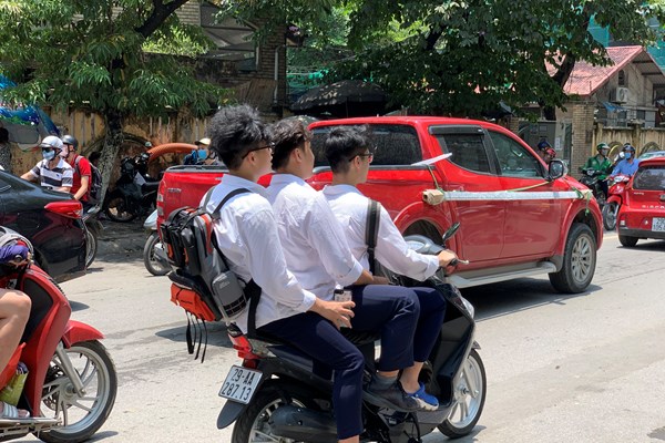 Hà Nội: Trở lại trường sau thời gian nghỉ dịch, nhiều học sinh không đeo khẩu trang và không đội mũ bảo hiểm - Anh 3