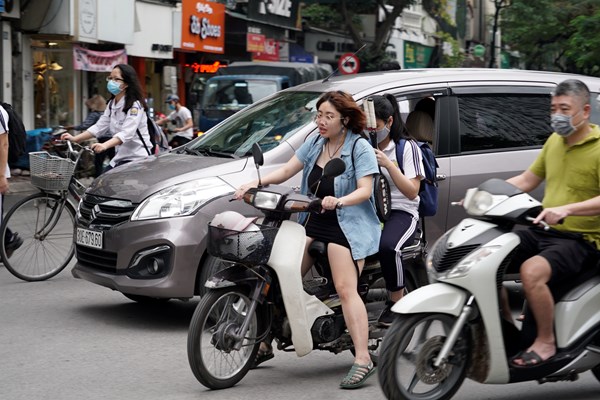 Hà Nội: Trở lại trường sau thời gian nghỉ dịch, nhiều học sinh không đeo khẩu trang và không đội mũ bảo hiểm - Anh 7