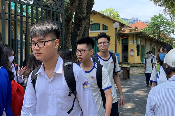 Hà Nội: Trở lại trường sau thời gian nghỉ dịch, nhiều học sinh không đeo khẩu trang và không đội mũ bảo hiểm - Anh 8