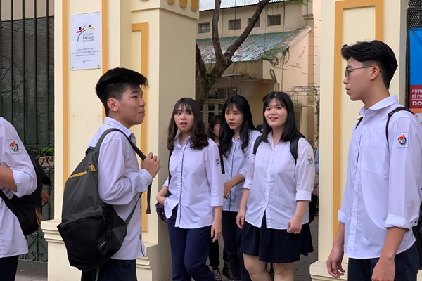 Hà Nội: Trở lại trường sau thời gian nghỉ dịch, nhiều học sinh không đeo khẩu trang và không đội mũ bảo hiểm - Anh 9