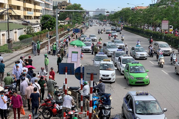 Dùng chiêu trò “biến hoá” biển số, taxi công khai đón khách sai quy định ở Hà Nội - Anh 1