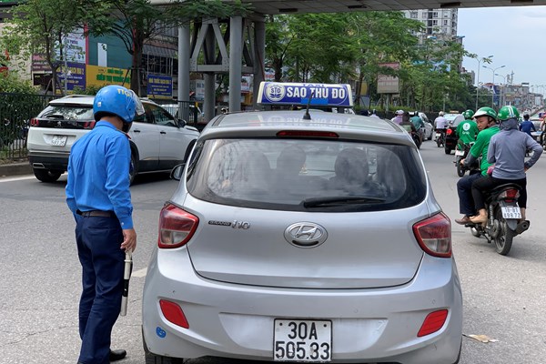 Dùng chiêu trò “biến hoá” biển số, taxi công khai đón khách sai quy định ở Hà Nội - Anh 10