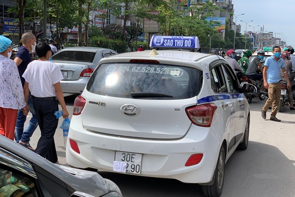 Dùng chiêu trò “biến hoá” biển số, taxi công khai đón khách sai quy định ở Hà Nội - Anh 12