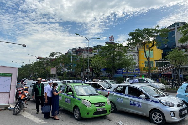 Dùng chiêu trò “biến hoá” biển số, taxi công khai đón khách sai quy định ở Hà Nội - Anh 7