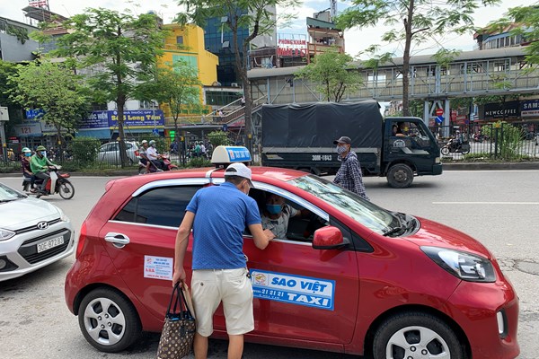 Dùng chiêu trò “biến hoá” biển số, taxi công khai đón khách sai quy định ở Hà Nội - Anh 8
