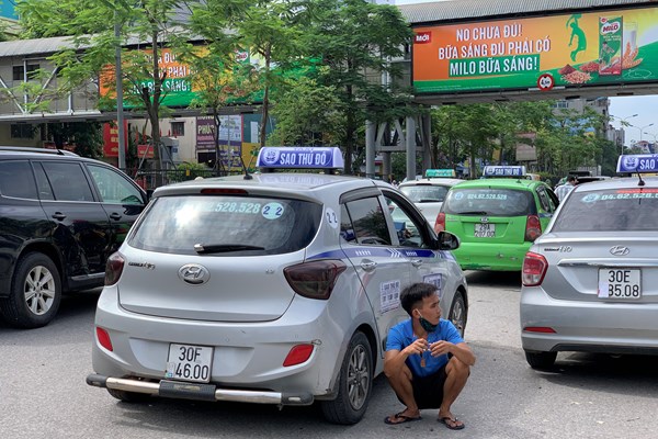 Dùng chiêu trò “biến hoá” biển số, taxi công khai đón khách sai quy định ở Hà Nội - Anh 3