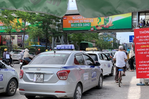 Dùng chiêu trò “biến hoá” biển số, taxi công khai đón khách sai quy định ở Hà Nội - Anh 4