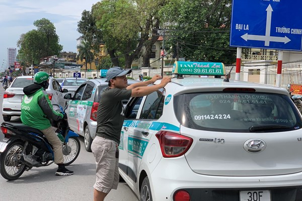 Dùng chiêu trò “biến hoá” biển số, taxi công khai đón khách sai quy định ở Hà Nội - Anh 5
