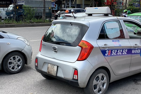 Dùng chiêu trò “biến hoá” biển số, taxi công khai đón khách sai quy định ở Hà Nội - Anh 6